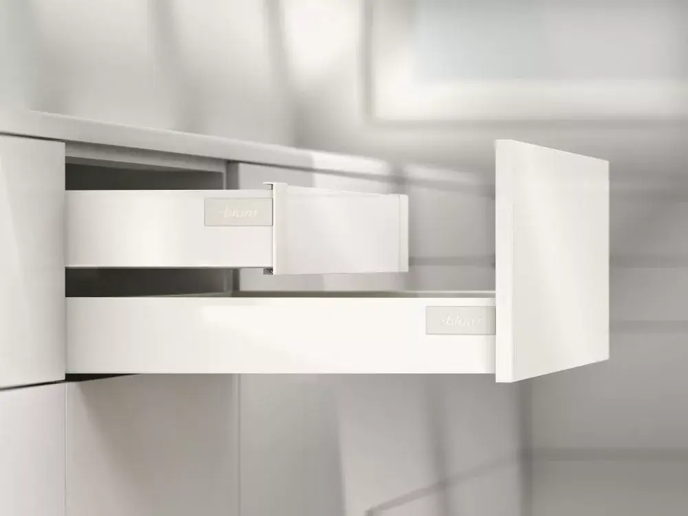 Exkluzív ajánlat K-BLUM Antaro M 650 mm/65 kg, Blumotion/TOB, szürke R9006, inserta