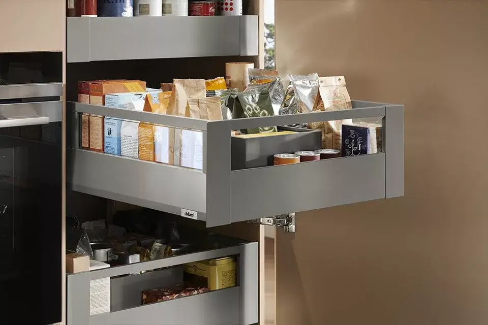 Legkelendőbb K-BLUM Merivobox E 550 mm, 70 kg, Indium szürke, belső,magasító korlát