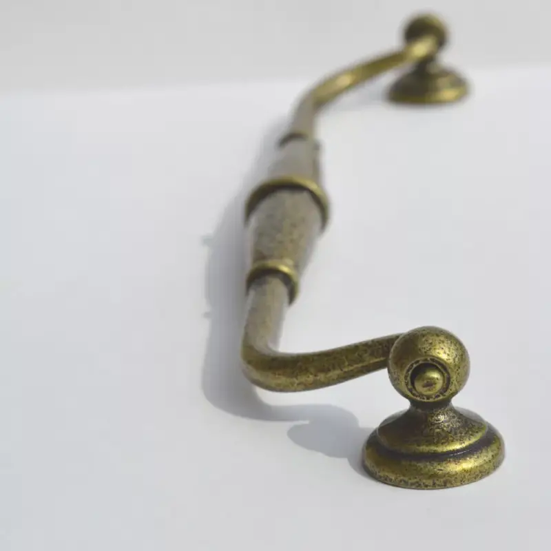 Fém bútorfogantyú, patina bronz színű, 224 mm furattávval Csak ma