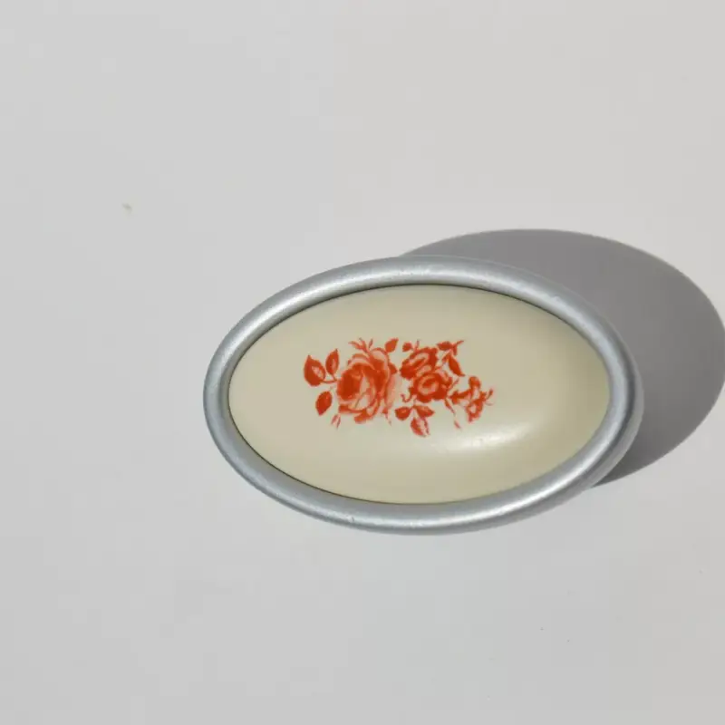 Árcsökkenés Fém-műanyag bútorfogantyú, matt króm színű, virág mintával, 16 mm furattávval