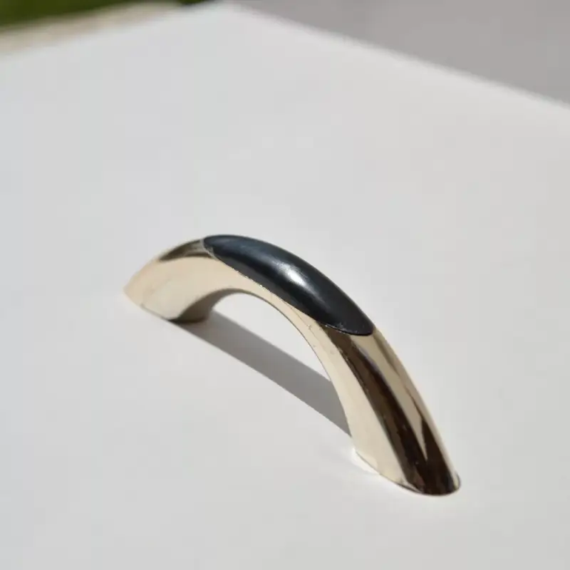 Árengedmény 10 db Műanyag bútorfogantyú, arany - fekete színű, 64 mm furattáv