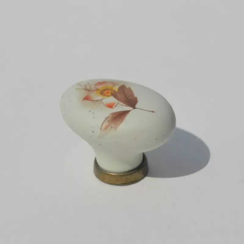 Fém-porcelán bútorgomb, antik bronz - bézs színű, virág motívummal Legjobb ár