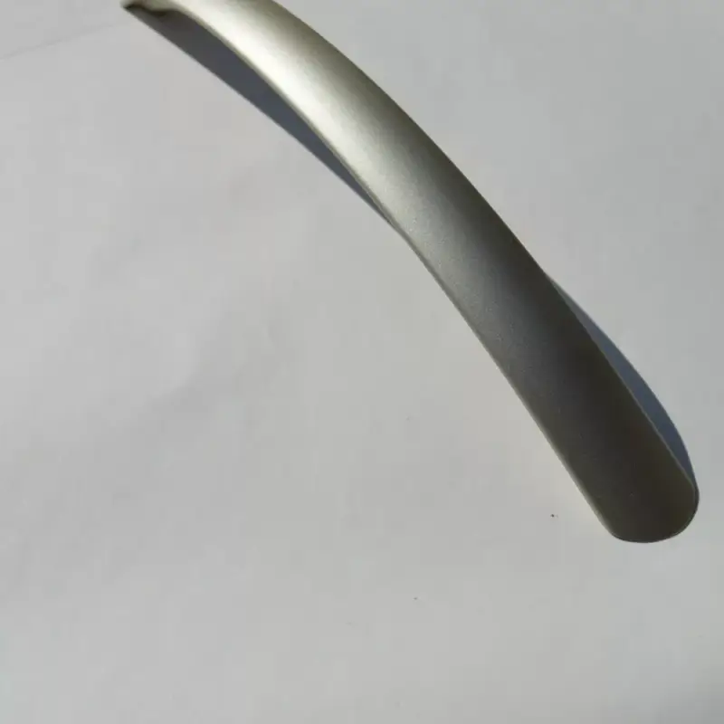 Fém bútorfogantyú, matt nikkel színű, 256 mm furattávval, íves Árengedmény