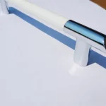 Fém-műanyag bútorfogantyú, króm-fehér színű, 128 mm furattávval Azonnali szállítás