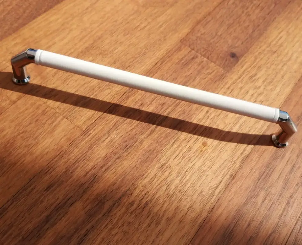 Fém-műanyag bútorfogantyú, króm-fehér színű, 160 mm furattávval Szezonális akció