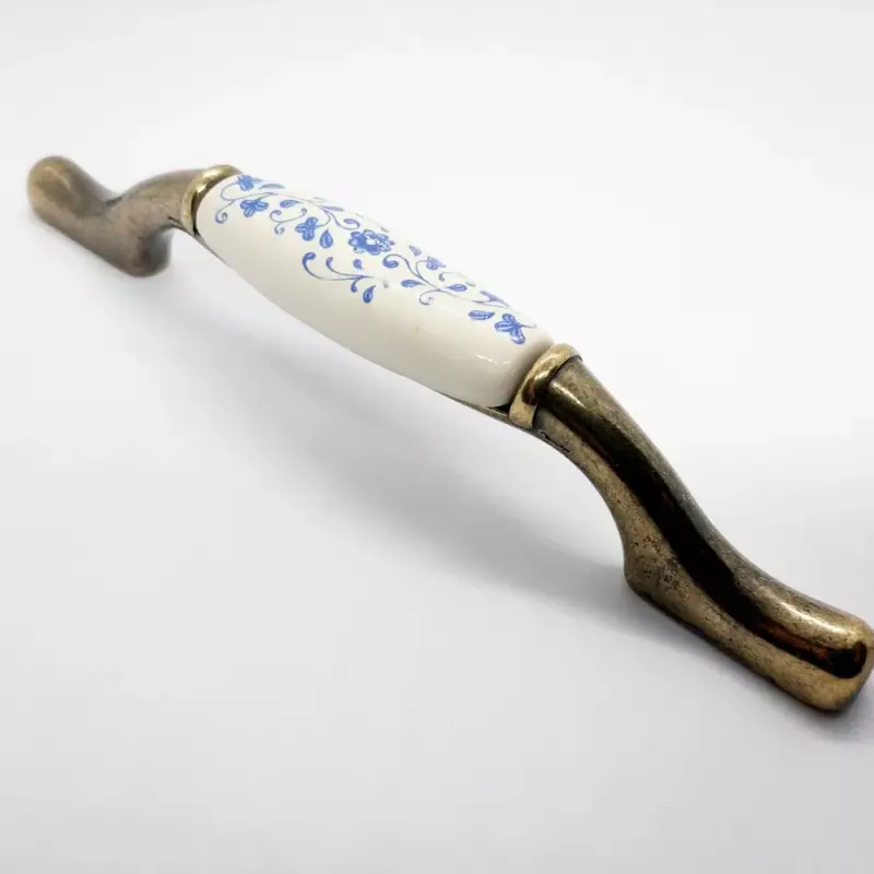 Porcelán bútorfogantyú, bronz - törtfehér színű, virág mintával, 96 - 128 mm furattávval Csak ma