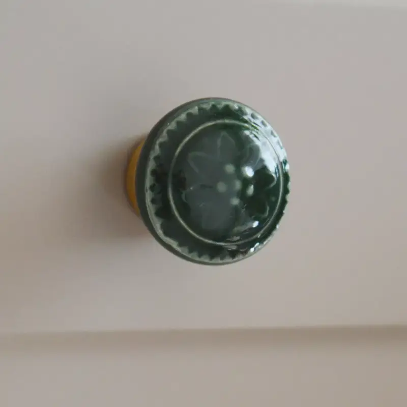 Vedd meg online Fém-porcelán bútorgomb, zöld színű, arany talprésszel