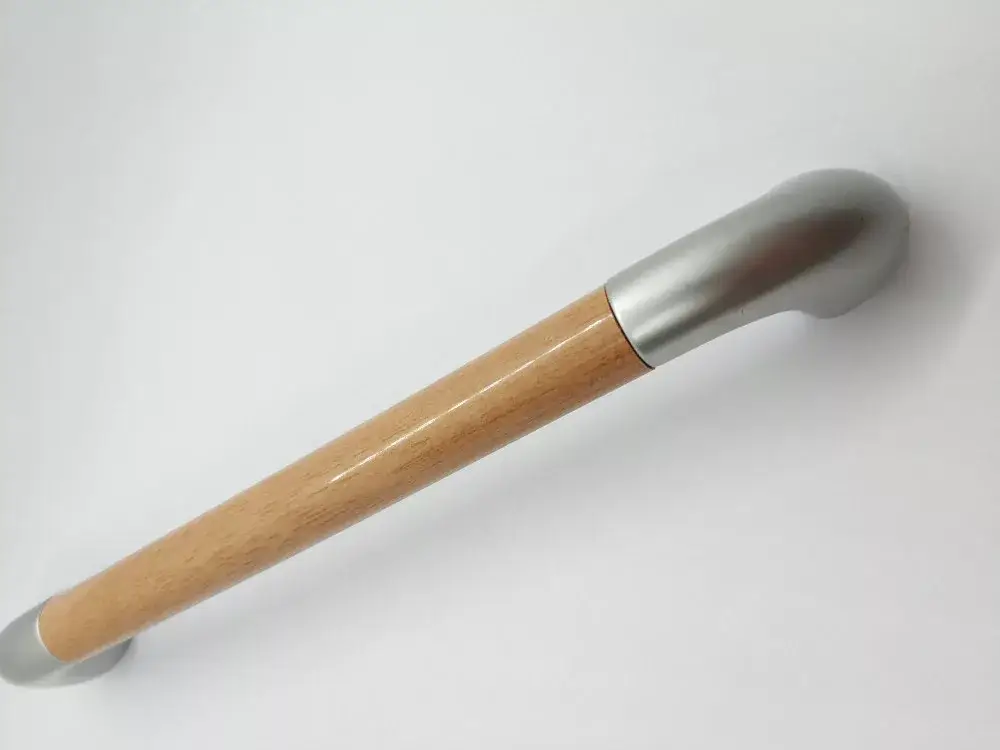 10 db Műanyag bútorfogantyú, matt ezüst - világos bükk hatású, 160 mm furattávval Szuper ajánlat