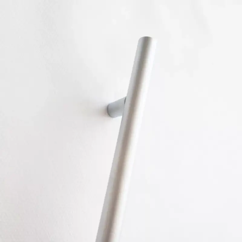 Korlátozott ajánlat Fém bútorfogantyú, rúd, selyemfényű króm színű, 736 mm furattávval