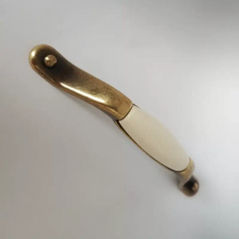 Porcelán bútorfogantyú, bronz - törtfehér porcelán résszel, 128 mm furattávval Szuper akció