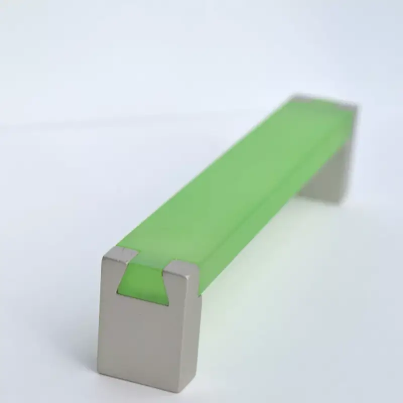 Fém-műanyag bútorfogantyú, Zöld - pezsgő színű, 128 mm furattáv Kedvezményes ár