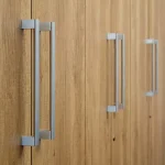 Biztonságos fizetés PORTA fém bútorfogantyú, króm színű, 384 mm furattávval