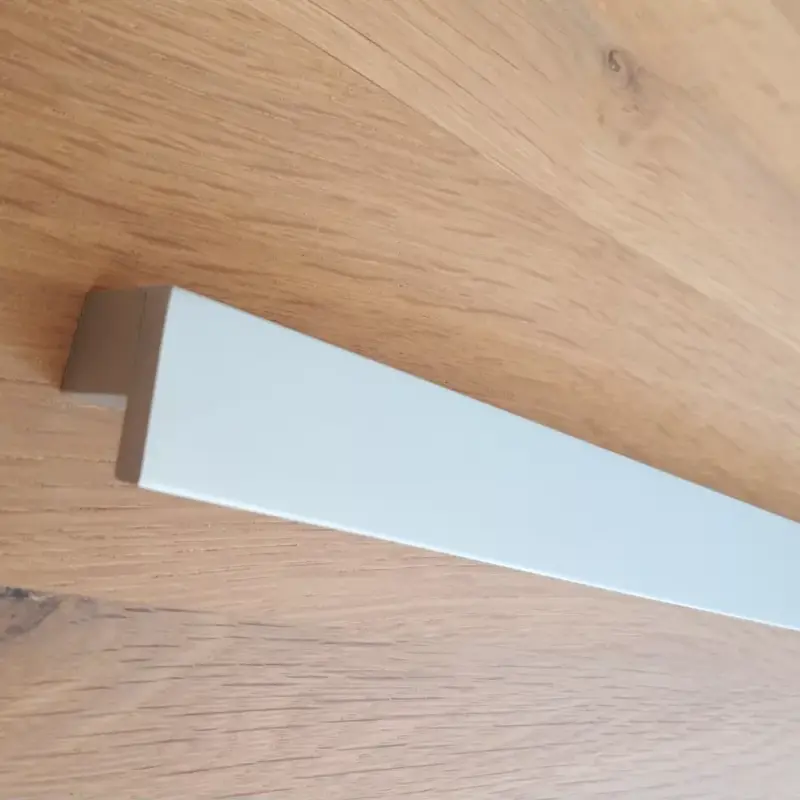 Utolsó esély Fém bútorfogantyú, matt króm színű, 576 mm furattávval