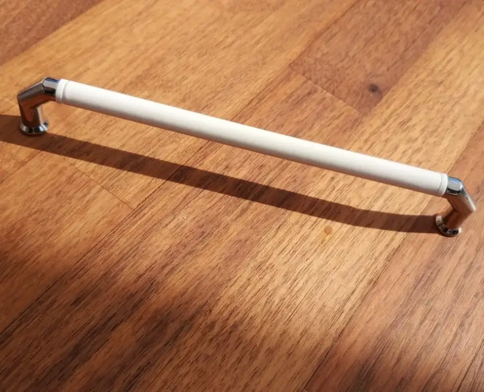 Biztonságos fizetés Fém-műanyag bútorfogantyú, króm-fehér színű, 128 mm furattávval