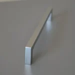 Árcsökkenés STRETCH fém bútorfogantyú, fényes króm színű, 224 mm furattáv