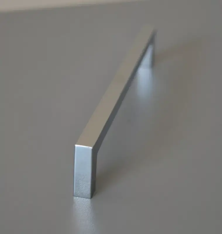 Árcsökkenés STRETCH fém bútorfogantyú, fényes króm színű, 224 mm furattáv