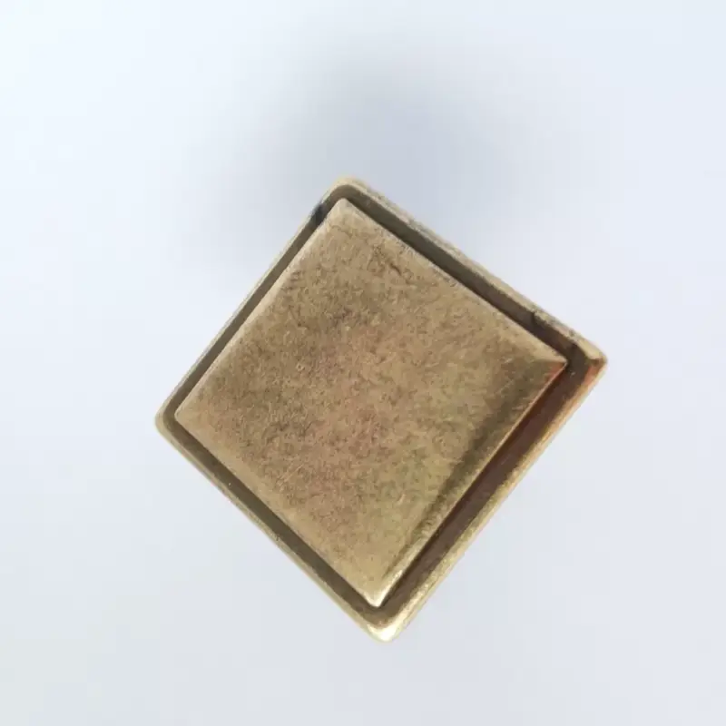 Négyszögletű, fém bútorgomb, matt bronz színű, 25 x 25 mm Akciós ár