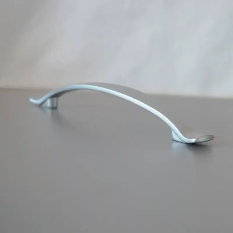 Ajánlat Fém bútorfogantyú, gyöngyházfényű króm, 96 mm furattávval