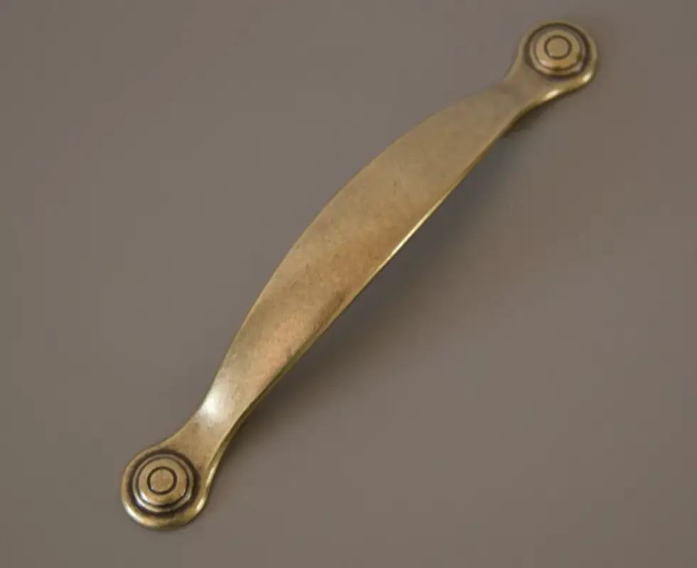 IRIS fém bútorfogantyú, 96 mm furattáv, antik bronz szín Biztonságos fizetés