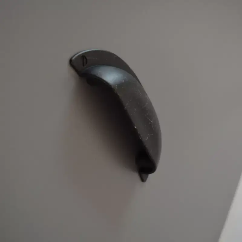 Biztonságos fizetés Colombo fém bútorfogantyú, antikolt sötét fekete színű, 64 mm furattávval
