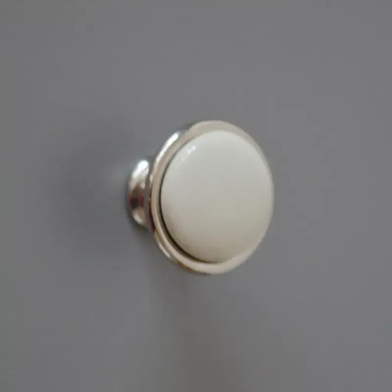 Fém-porcelán bútorgomb, fényes króm talp - törtfehér porcelán színű Csak ma