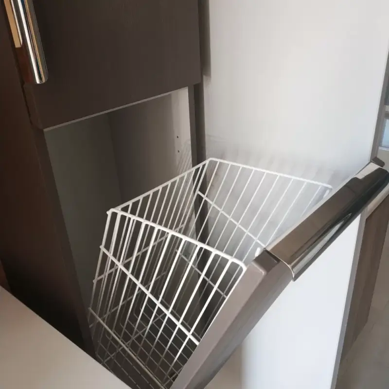 Beépíthető 250 x 250 x 400 mm, kibillenő kicsi tároló kosár, fehér Rendeld meg most