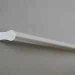 Újdonság Műanyag bútorfogantyú, íves felsőrész, matt króm színű, 416 mm furattávval