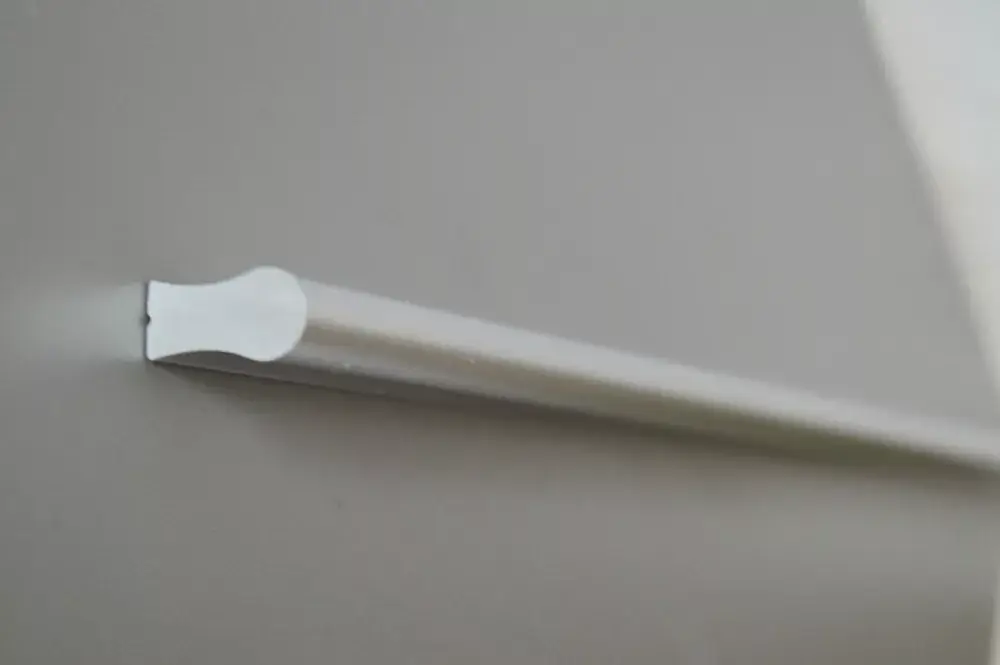 Újdonság Műanyag bútorfogantyú, íves felsőrész, matt króm színű, 416 mm furattávval