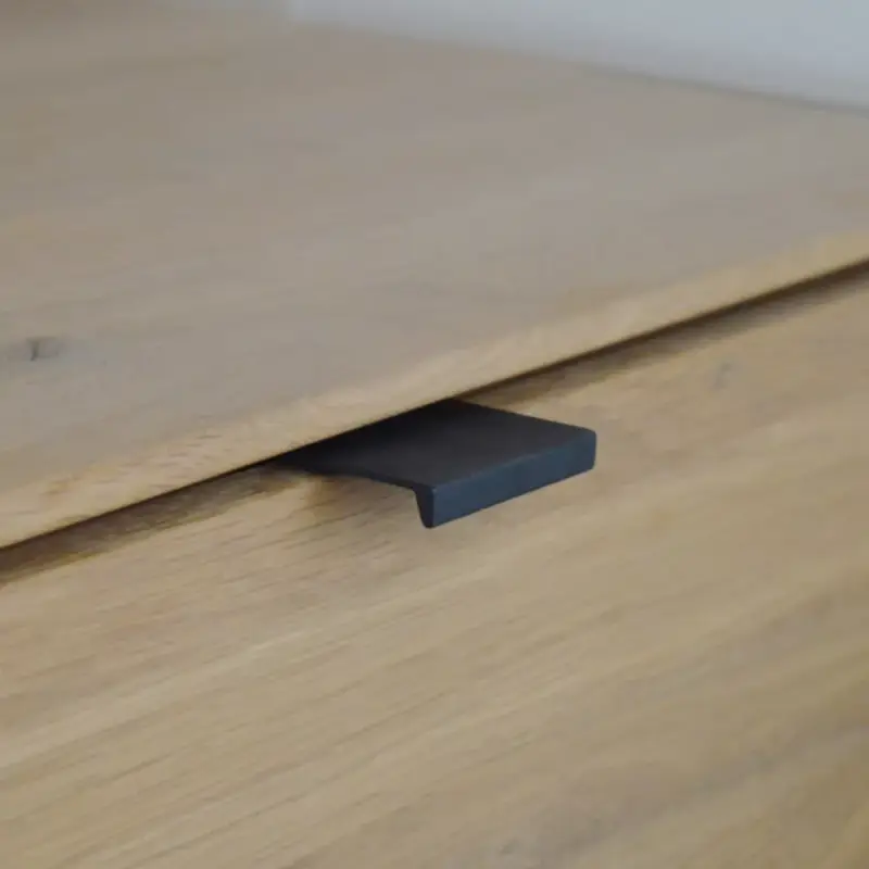 Alacsony ár Fém bútorfogantyú, élre szerelhető, festett fekete, 32 mm furattávolság