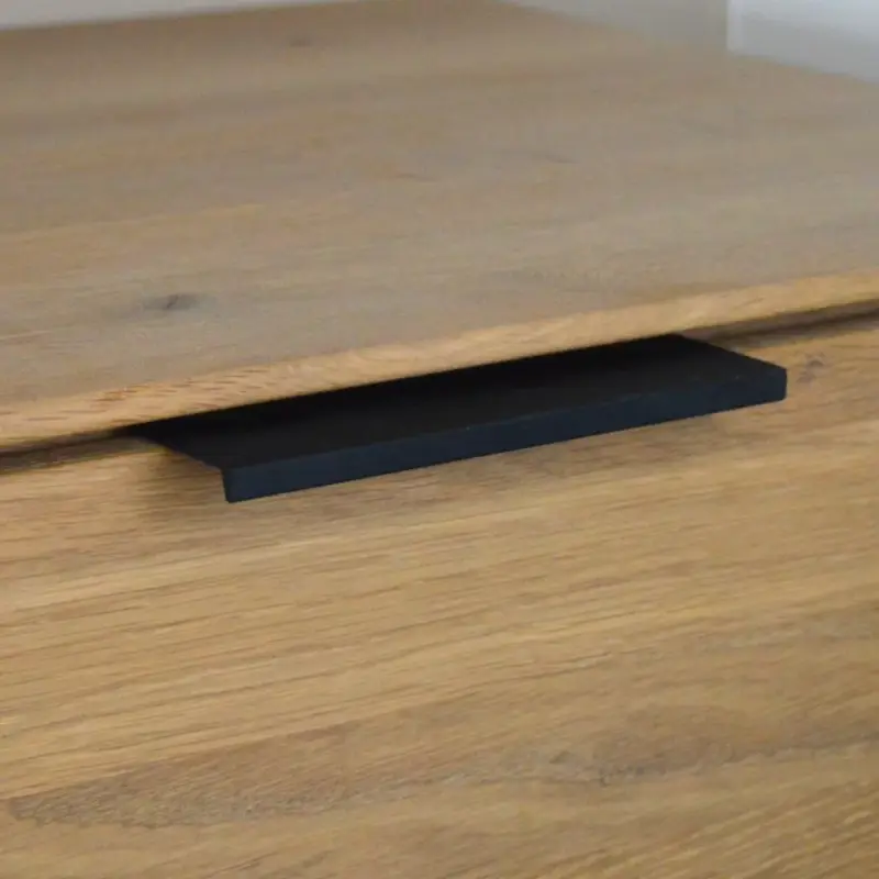 Élre szerelhető fém bútorfogantyú, fekete, 160 mm furattávolság Gyors szállítás