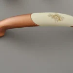 Vedd meg most Fém-műanyag bútorfogantyú, réz színű fém, műanyag virág mintás kiegészítővel, 128 mm furattávval
