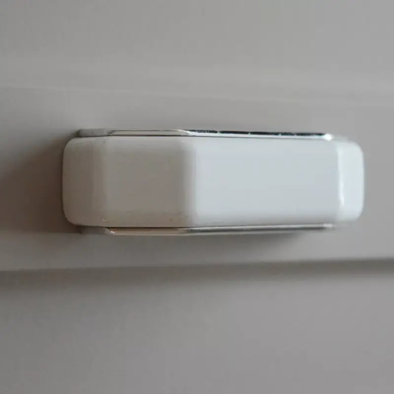 Gyors szállítás 10 db Műanyag, ezüst-fehér bútorfogantyú, 64 mm furattáv, 2. oszt