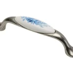Porcelán-fém bútorfogantyú, antik ezüst - kék virág motívummal, 96 mm furattávval Legnépszerűbb