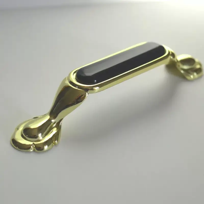Metall-Kunststoff-Möbelgriff, Farbe gold-schwarz, Bohrung 96 mm Árengedmény