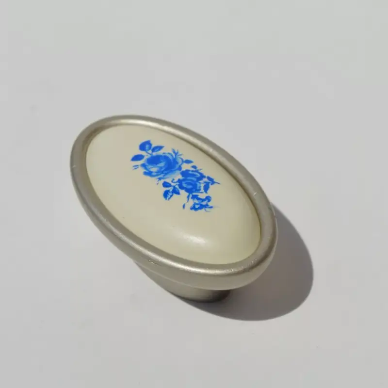 Azonnali szállítás Metall-Kunststoff-Möbelgriff, champagnerfarben, blaues Blumenmuster, 16 mm Lochabstand