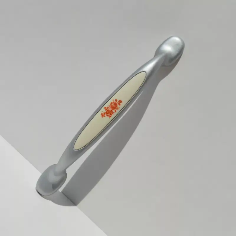 Metall-Kunststoff-Möbelgriff in Chrom matt mit floralem Muster, Bohrung 96 mm Bestseller