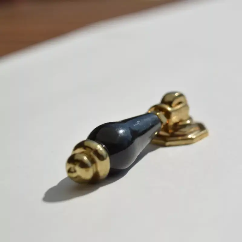 Klassischer gold-schwarzer Möbelknopf aus Metall und Kunststoff Szuper akció
