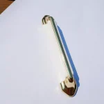 Metall-Kunststoff-Möbelgriff, Farbe gold-weiß, 96 mm BA Gyors szállítás