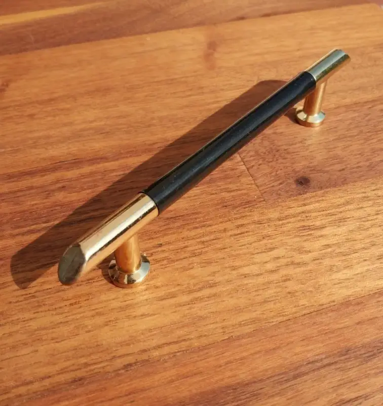Metall-Kunststoff-Möbelgriff, Farbe gold-schwarz, BA 96 mm Végkiárusítás