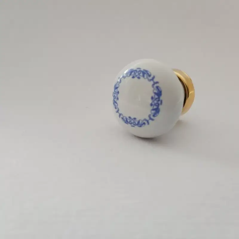 Weißer Porzellan-Möbelknopf mit blauem Motiv Vedd meg online