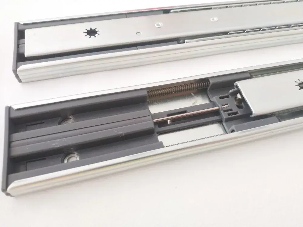 Azonnali szállítás Kugelgelagerte Schubladenführung mit Vollauszug und Dämpfung, 45/450 mm