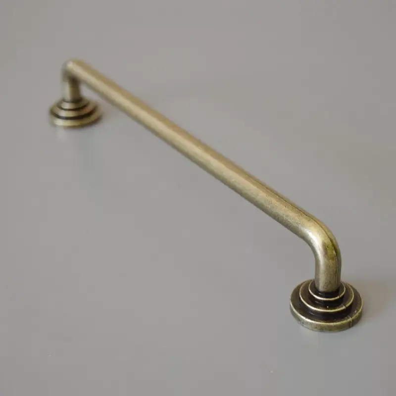 Möbelgriff aus Metall, Farbe Bronze antik, Bohrung 160 mm Rendeld meg most