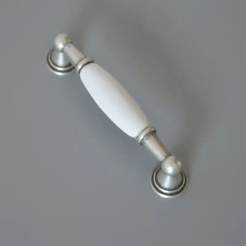 Árcsökkenés Metallgriff aus Porzellan, Metall antik-silberfarben - Farbe weißes Porzellan, Bohrung 96 mm