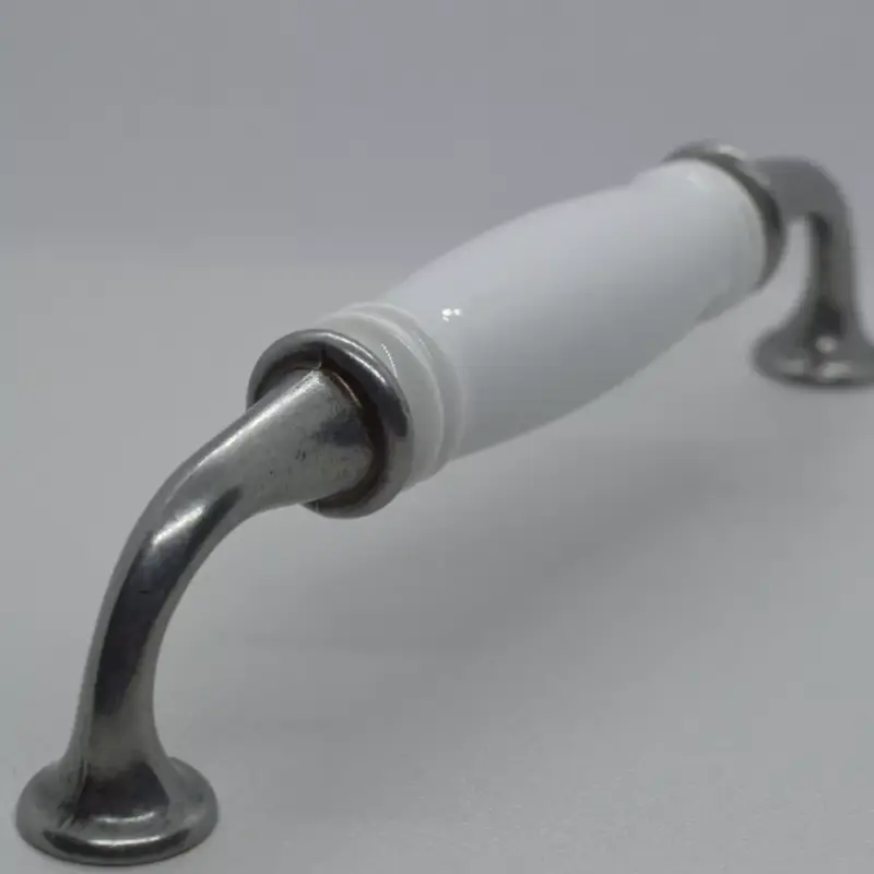 Árcsökkenés LIMOGES Weißer 128-mm-Möbelgriff mit antik-schwarzen Metallenden - weißes Porzellanteil