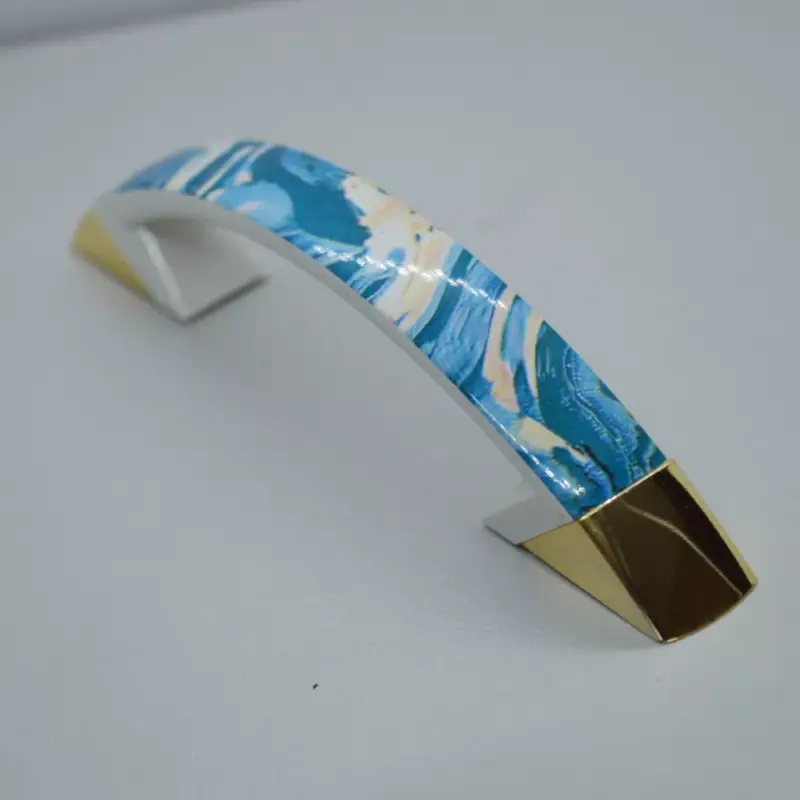C043_aK Kunststoff-Möbelgriff, gold-blau, Bohrung 96 mm Rendeld meg most