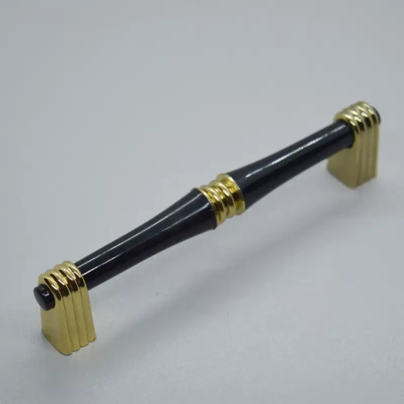 Metall-Kunststoff-Möbelgriff, Farbe gold-schwarz, Bohrung 96 mm Utolsó esély