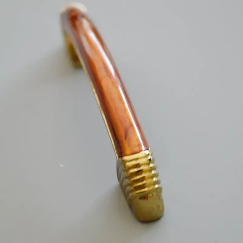 10 STK. Metall-Kunststoff-Möbelgriff, gold - mahagóni, 96 mm Lochabstand Legkelendőbb
