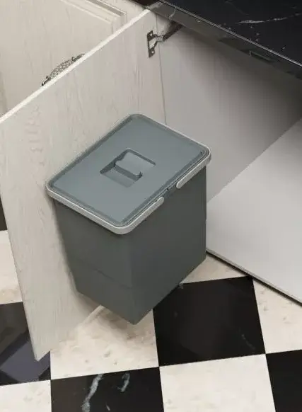 Csak ma Türmontierter Abfalleimer.