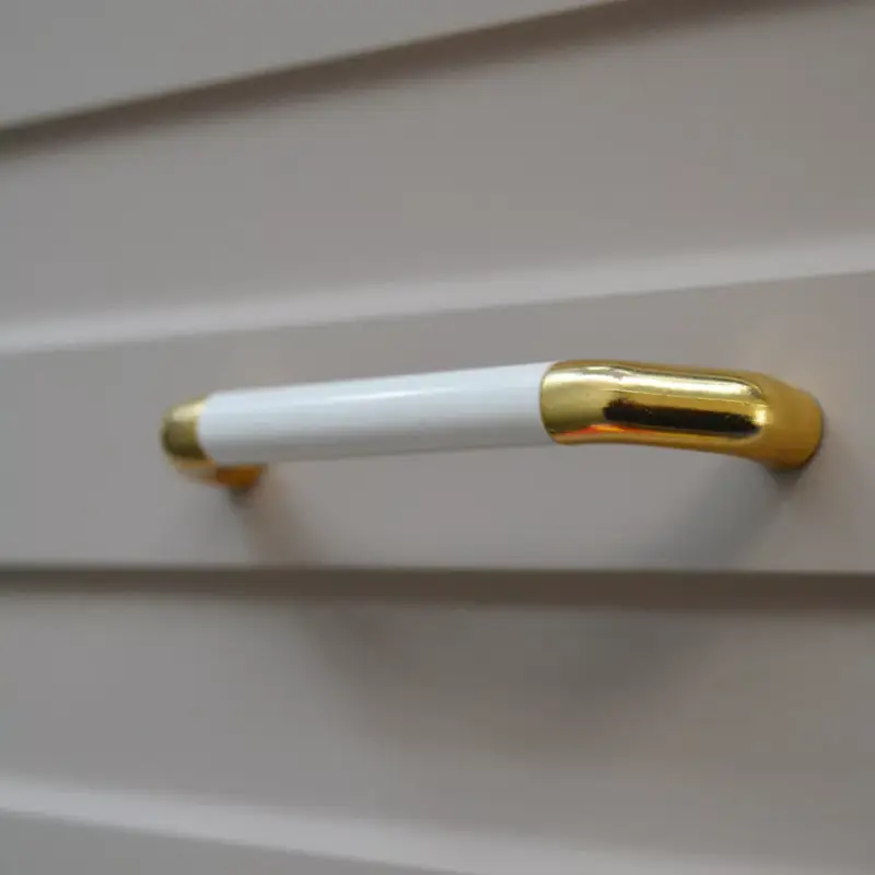 Möbelgriff aus Kunststoff, Farbe gold-weiss, Lochabstand 96 mm Olcsó